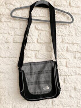The North Face Plaid Messenger Bag Crossbody Laptop School Travel Black Green